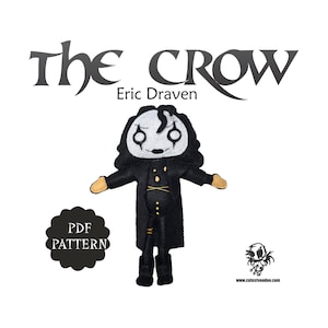 Könnte beinhalten: Ein Filzpuppenmuster zum Nähen eines Plüschspielzeugs von Eric Draven, der Figur aus dem Film "The Crow". Das Muster enthält Anweisungen zum Nähen einer schwarz-weißen Puppe mit weißem Gesicht, schwarzen Haaren und einem schwarzen Mantel. Die Puppe hält ihre Arme seitlich ausgestreckt.