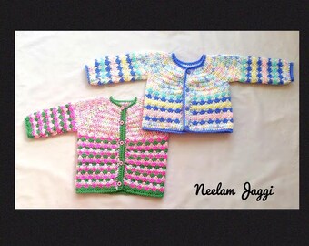 Könnte beinhalten: Zwei handgefertigte Baby-Strickjacken aus Häkelarbeit. Eine ist rosa, grün und weiß, die andere blau, gelb und weiß. Beide haben Knopfverschlüsse und lange Ärmel. Die Strickjacken werden auf weißem Hintergrund präsentiert.