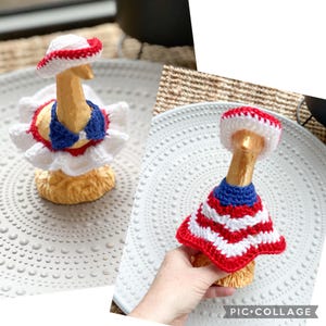 Può includere: Una bottiglia dorata adornata con un completo e un cappello all'uncinetto rosso, bianco e blu. Il completo e il cappello fatti a mano creano un tema patriottico. La bottiglia è decorata con un design festivo.