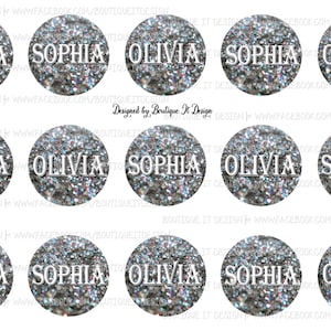 Peut inclure: Autocollants circulaires scintillants avec les noms "Olivia" et "Sophia" en blanc, sur un fond argenté étincelant. Le design comprend le texte "Designed by Boutique It Design" en haut.