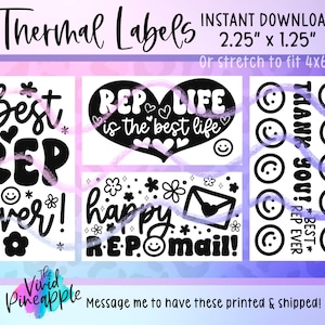 Może przedstawiać: Cztery czarno-białe, drukowane etykiety termiczne z różnymi wzorami. Pierwsza etykieta zawiera napis "Best REP Ever!" z uśmiechniętą buźką i kwiatami. Druga etykieta zawiera napis "REP LIFE is the best life" z kształtem serca. Trzecia etykieta zawiera napis "happy REP mail!" z uśmiechniętą buźką, kwiatami i kopertą. Czwarta etykieta zawiera napis "THANK YOU! BEST REP EVER" z uśmiechniętymi buźkami.