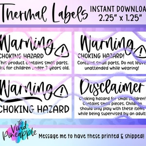 Op de afbeelding: Vier afdrukbare waarschuwingslabels voor verstikkingsgevaar. De labels zijn wit met zwarte tekst en een rood uitroepteken. De tekst luidt "Waarschuwing Verstikkingsgevaar" en bevat aanvullende informatie over het product dat kleine onderdelen bevat. De labels zijn 5,7 cm bij 3,2 cm.