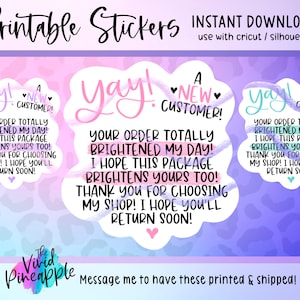 以下が含まれることがあります： ピンク、パープル、ブルーの水彩画の背景を持つ、印刷可能なステッカーが3つあります。各ステッカーには、ピンクと白の雲があり、「yay! A new customer!」というテキストと、注文してくれたお客様への感謝のメッセージが書かれています。テキストの内容は次のとおりです。「ご注文いただきありがとうございました！このパッケージがあなたの日を明るくしてくれることを願っています！私のショップを選んでいただきありがとうございます！またお越しください！」
