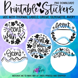 Puede incluir: Cinco pegatinas redondas imprimibles con texto negro y diseños sobre un fondo blanco. Las pegatinas dicen "Scent with", "Scent to make you smile", "Scent", "Scent", y "Scent".