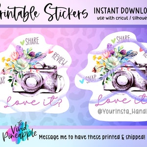 Puede incluir: Dos pegatinas imprimibles con una ilustración de acuarela de una cámara con flores y plumas. Las pegatinas dicen "Compartir", "Revisar", "Capturar", y "¿Te gusta?" con un nombre de usuario de Instagram.