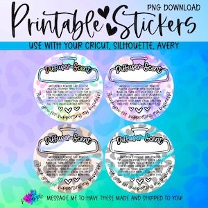 Op de afbeelding: Vier printbare stickerontwerpen voor diffusergeurlabels. Elke sticker heeft een kleurrijke achtergrond met een witte cirkel met de tekst "Diffuser Scent" en instructies voor het gebruik van de diffuser. De tekst "Bedankt voor het steunen van mijn bedrijf!" staat op elke sticker.