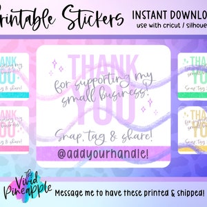 Puede incluir: Cuatro diseños de pegatinas imprimibles con un fondo rosa, morado y azul. Las pegatinas dicen "¡Gracias por apoyar mi pequeño negocio!" con un "Gracias" morado y blanco en el centro. Las pegatinas también incluyen el texto "¡Snap, etiqueta y comparte!" y "@addyourhandle!"
