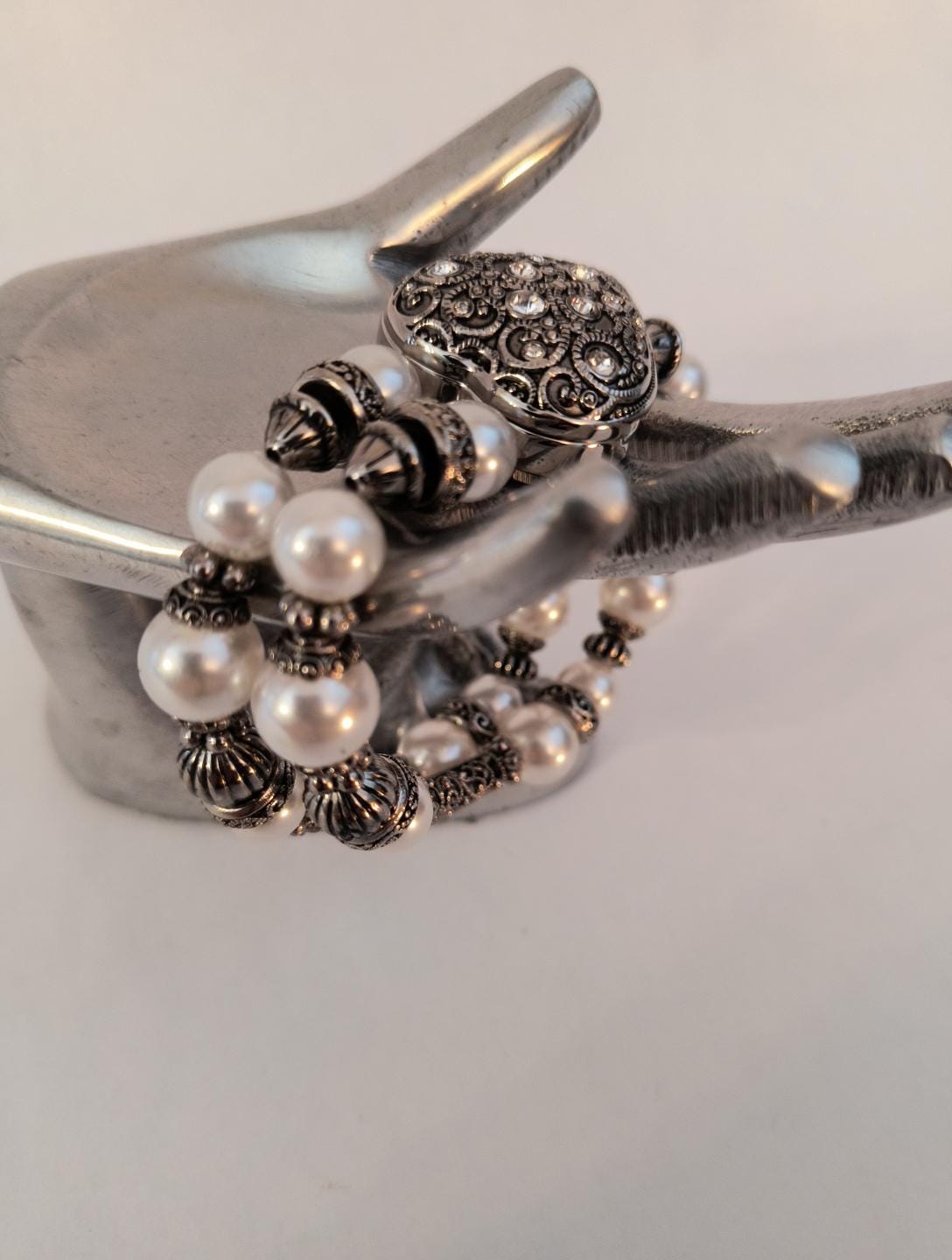 Vintage Colleen Lopez Heart Watch: Pearl & Silver Beaded  display picture 3