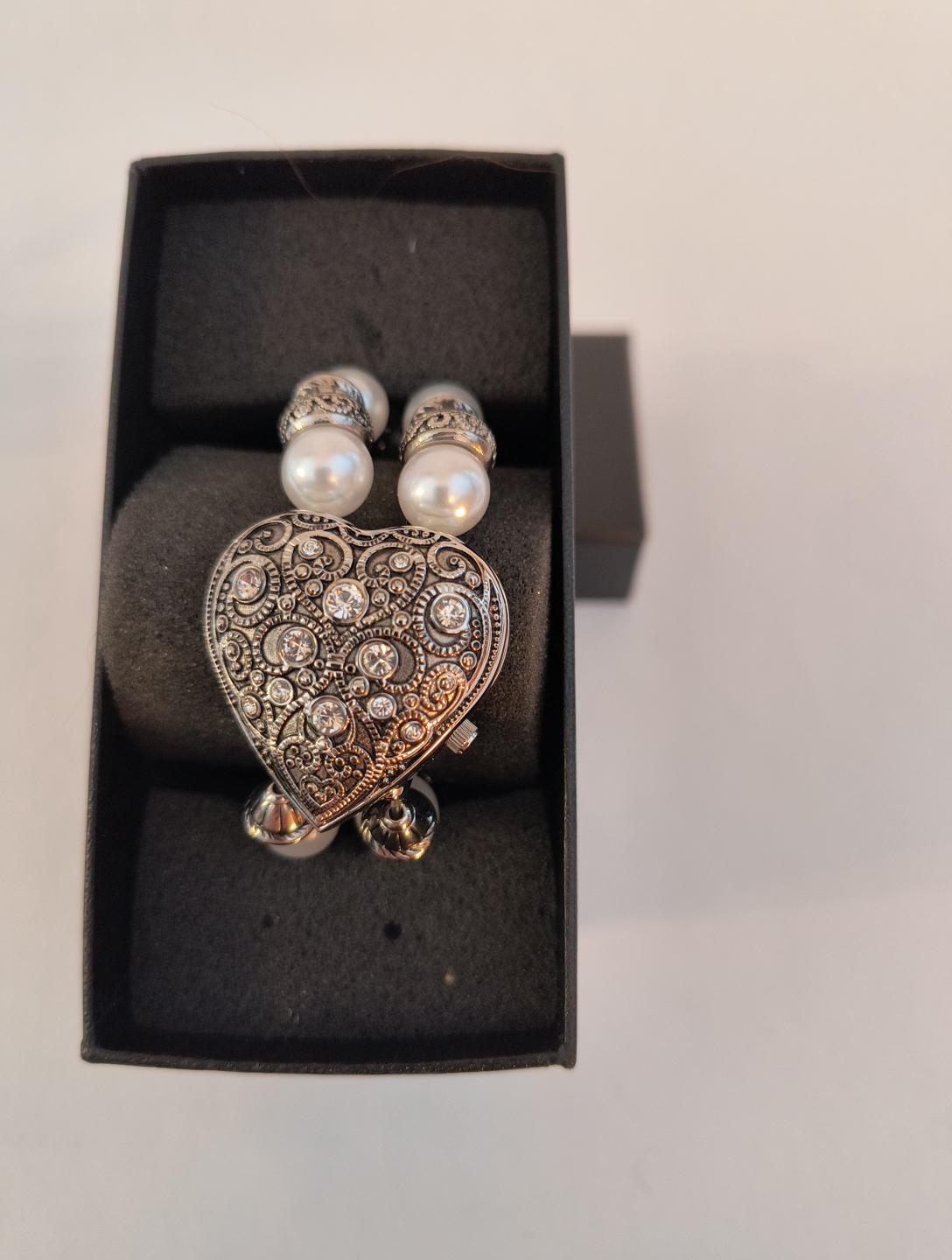 Vintage Colleen Lopez Heart Watch: Pearl & Silver Beaded  display picture 1
