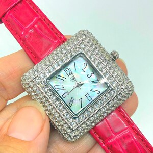 Reloj vintage Suzanne Somers con pedrería: correa de cuero rojo, sin estrenar.