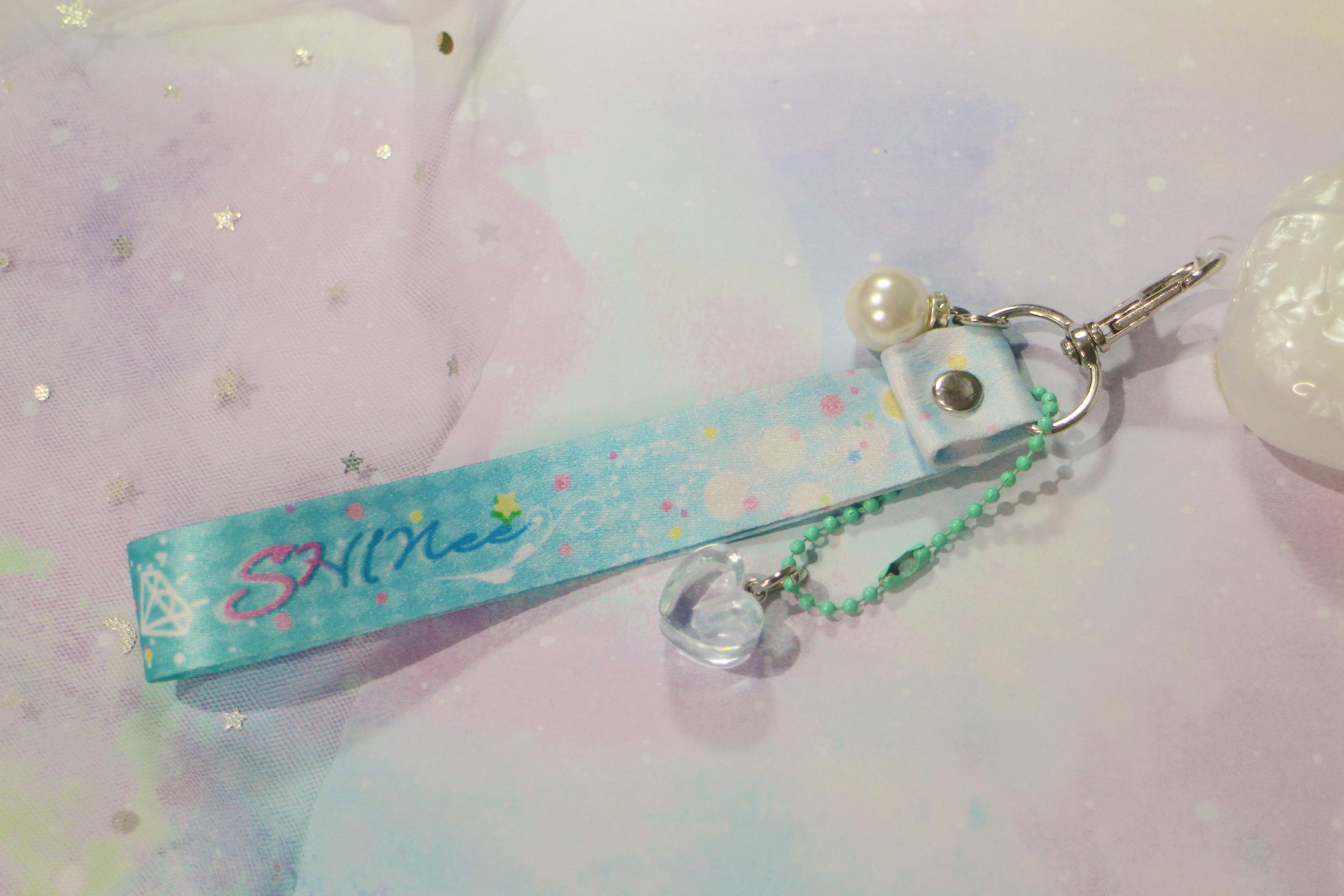 SHINeeグッズ（ペンライト、大阪限定チャーム） SHINee 公式グッズ FANLIGHT MINI DOLL KEY RING / 2024