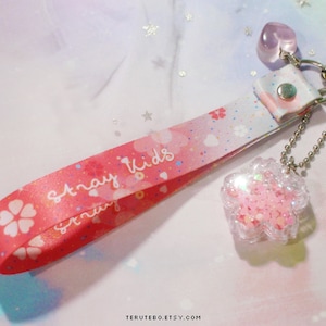 Cordón de STRAY KIDS / Correa de muñeca de STRAY KIDS / Amuleto para funda de teléfono de STRAY KIDS (Flor)