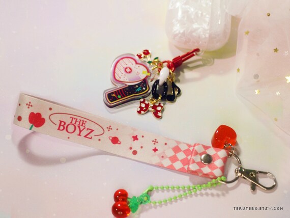 THEBOYZ キュー POPUP イラストキーホルダー - メルカリ