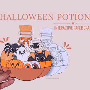 Può includere: Un lavoretto di carta interattivo intitolato HALLOWEEN POTION con due forme di bottiglia. Una bottiglia è colorata con una zucca, un fantasma, un ragno, una mummia, un pipistrello e bulbi oculari. La seconda bottiglia è un disegno al tratto. Il testo recita HALLOWEEN POTION.