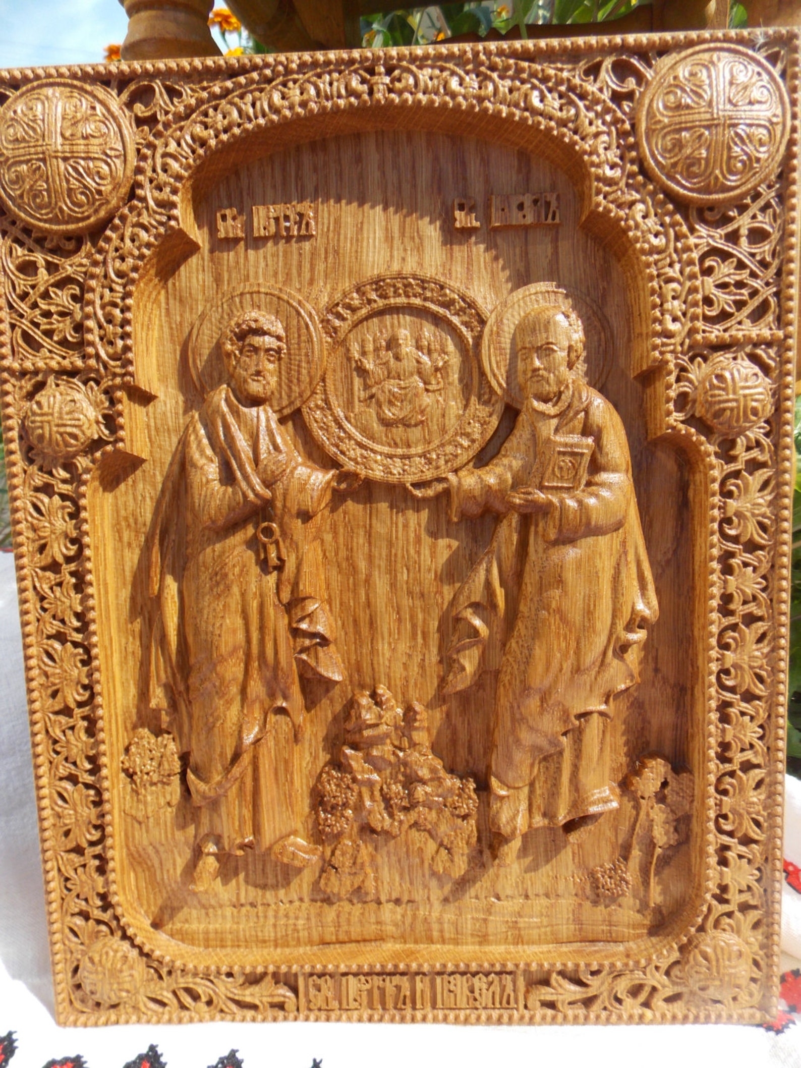Резьба на ели. Церковные сувениры из дерева. Резьба по дереву Православие. Подарки из дерева на православные праздники.
