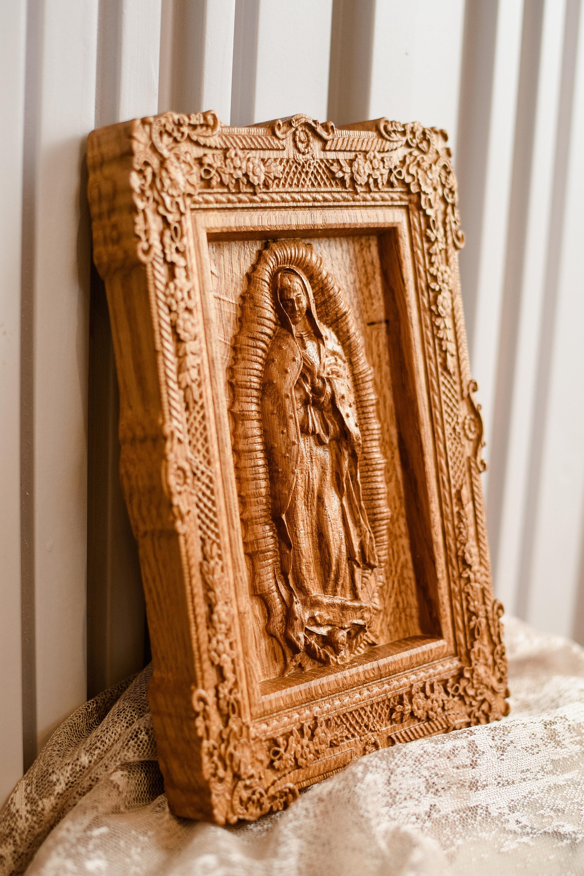 グアダルーペの聖母の木彫り：聖母マリアの壁画（彫刻入り）、免税