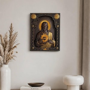 K&ouml;nnte beinhalten: Eine rechteckige Wandplatte mit einem dunkelbraunen Relief des Heiligsten Herzens Jesu. Die Figur ist in einem verzierten, dunklen Rahmen mit goldenen Akzenten zentriert. Jesus ist mit einem goldenen Heiligenschein und einem strahlenden Herzsymbol dargestellt.
