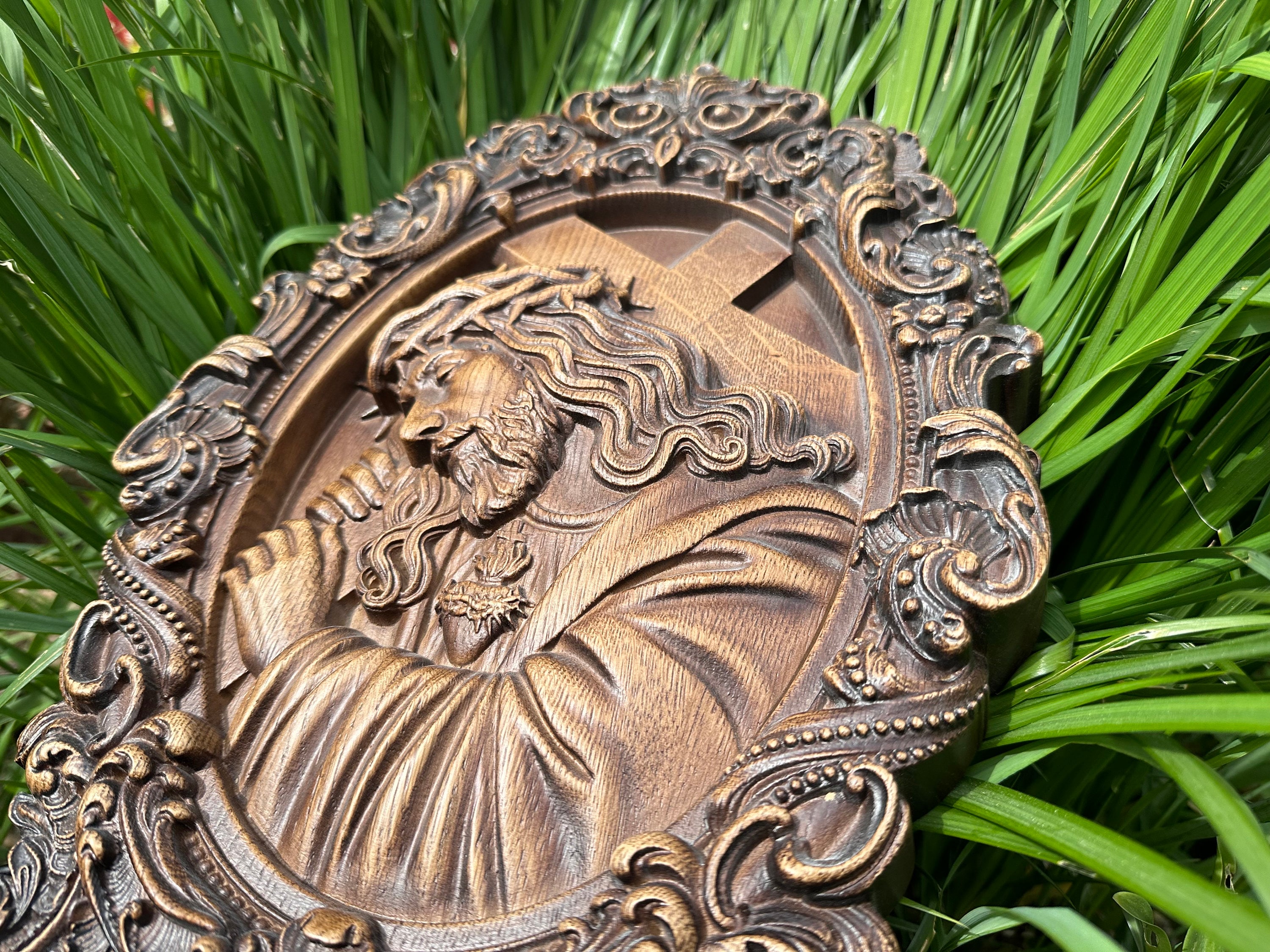 手作りの木彫りのイエスの壁飾り：宗教的なカトリックのアイコンを