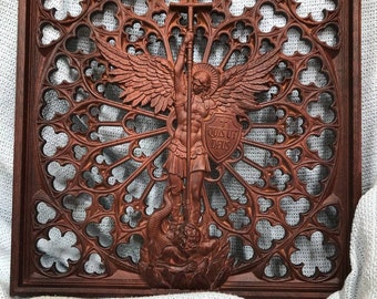 Placa de roble tallada a mano con la figura del Arcángel Miguel: Arte gótico cristiano.