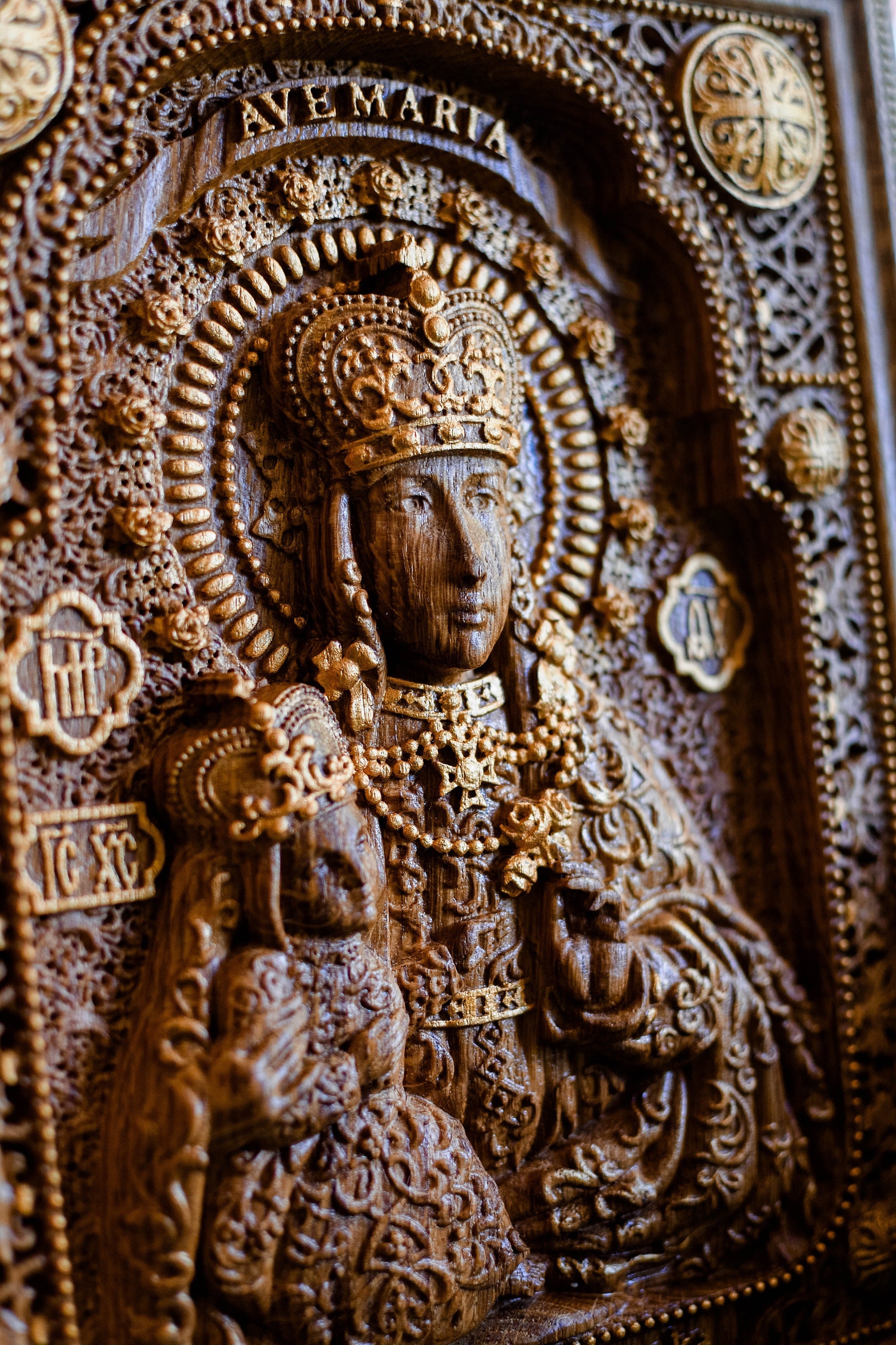 アグロナの聖母の木彫り：彫刻されたリトアニアの象徴、宗教的な贈り物