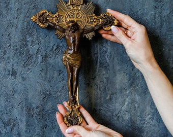 Crocifisso da parete in legno naturale - Diversi colori - Qualsiasi dimensione - Croce di Cristo - Frontone intagliato in legno cristiano personalizzato ESENTE DA TASSE