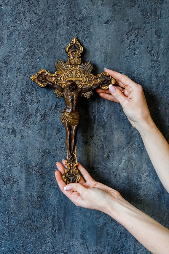 Crucifijo de pared de madera Madera natural Diferentes colores Cualquier  tamaño Cruz de Cristo Frontón tallado en madera cristiana personalizada -   España