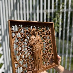 Estatua de madera del Sagrado Corazón de Jesús: Arte mural cristiano intrincadamente tallado. imagen 9