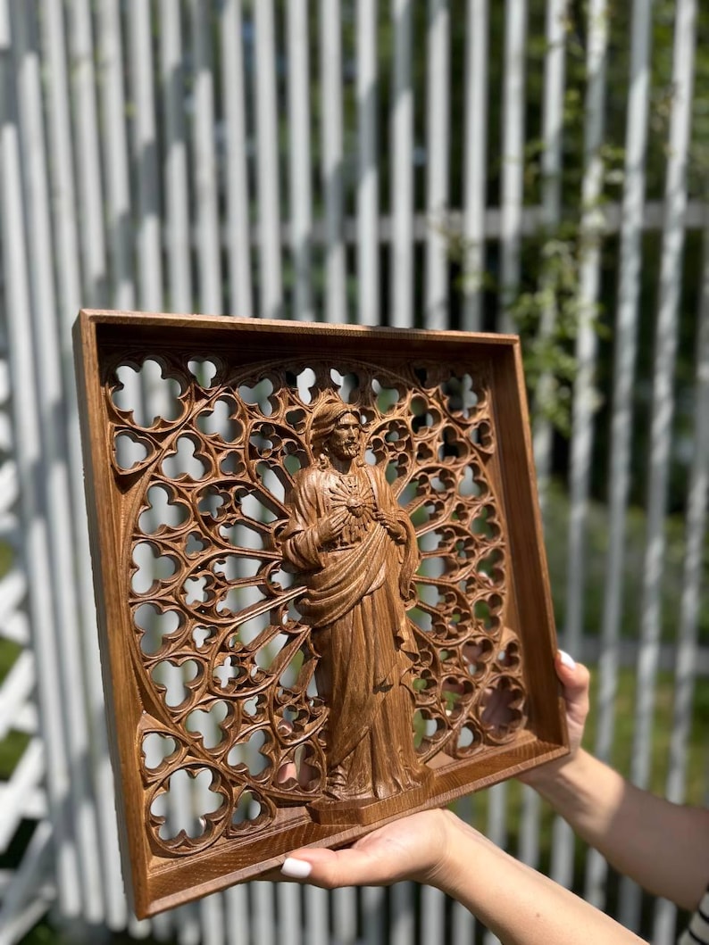 Estatua de madera del Sagrado Corazón de Jesús: Arte mural cristiano intrincadamente tallado. imagen 9