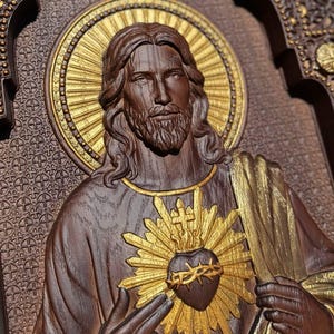 K&ouml;nnte beinhalten: Eine dunkelbraune Holzwandplatte mit einem geschnitzten Relief von Jesus Christus, einem goldfarbenen Heiligenschein und einem zentralen Herz-Jesu-Emblem. Der Hintergrund zeigt ein wiederkehrendes Kreuzmuster und die Figur tr&auml;gt drapierte Gew&auml;nder mit Goldakzenten.