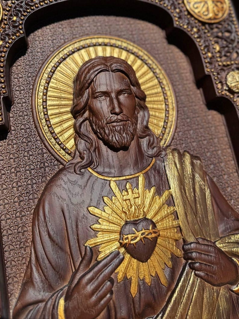 K&ouml;nnte beinhalten: Eine dunkelbraune Holzwandplatte mit einem geschnitzten Relief von Jesus Christus, einem goldfarbenen Heiligenschein und einem zentralen Herz-Jesu-Emblem. Der Hintergrund zeigt ein wiederkehrendes Kreuzmuster und die Figur tr&auml;gt drapierte Gew&auml;nder mit Goldakzenten.
