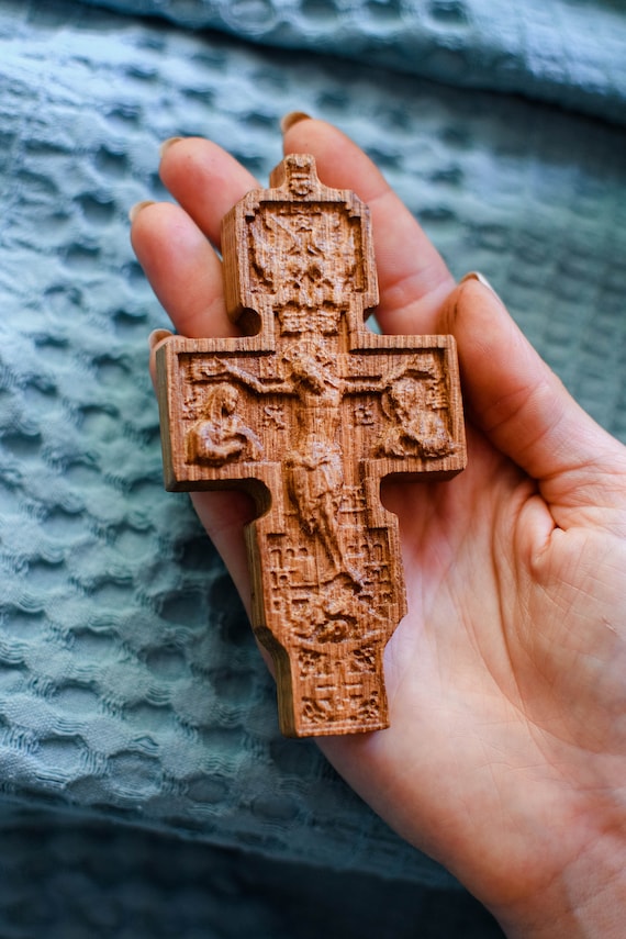彫刻された木製の十字架：4インチのキリスト教の胸十字架、免税 - Etsy 