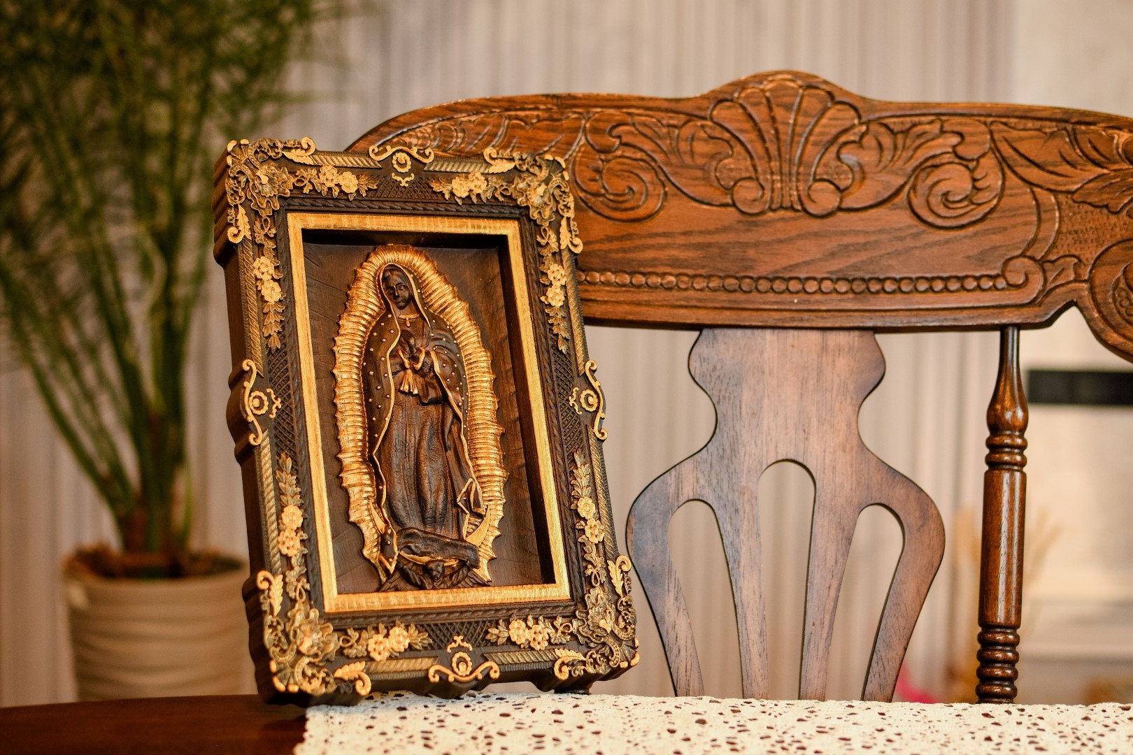 グアダルーペの聖母の木彫り：聖母マリアの壁画（彫刻入り）、免税