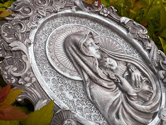 木彫りの聖母マリア像：宗教的な壁アート、無料の彫刻、パーソナライズ