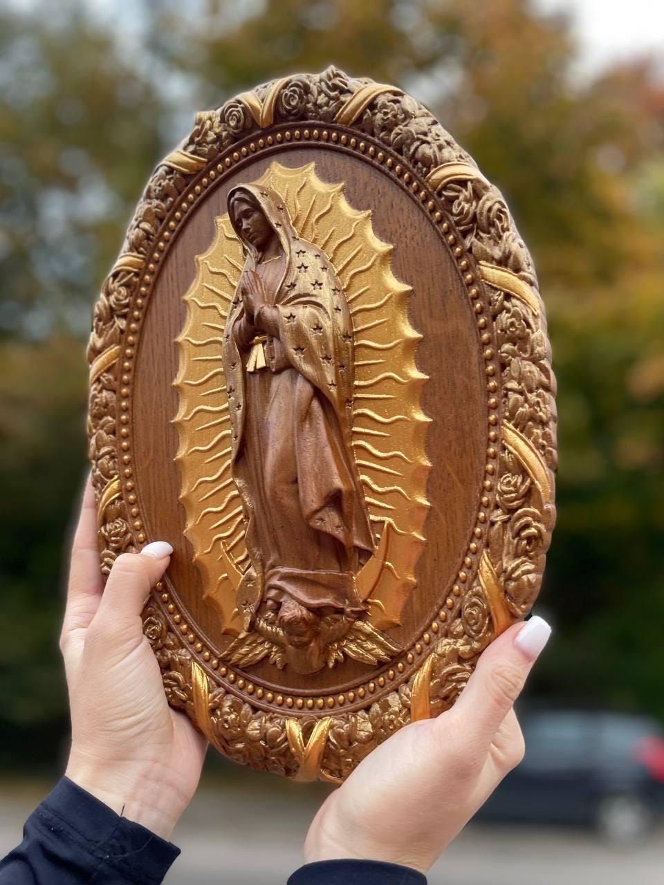 Saliera In Maiolica Con Prese A Forma Di Angeli Che Reggono Dei Libri E Decoro A Raffaellesche Deruta