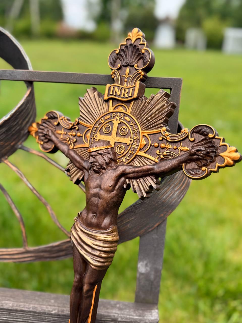 手作りのオーク材の十字架：カトリックの壁掛け十字架、宗教的な室内