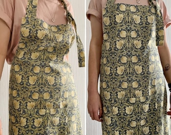 William Morris apron in Pimpernel. Matching straps and side ties. Pocket and adjustable neck straps.