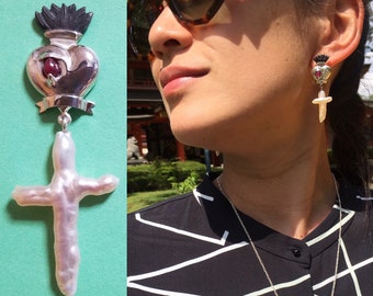 SACRED HEART Ohrringe in Silber mit natürlichen Kreuz Perlen und Rubine Cabochon, einzigartige mexikanische Schmuck surrealistische Volkskunst Frida Kahlo Stil