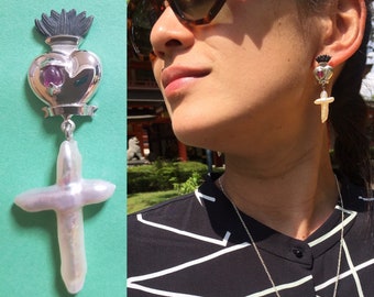 SACRED HEART Ohrringe in Silber mit natürlichen Kreuzperlen und Rubin Cabochon, inspiriert von der traditionellen mexikanischen Volkskunst, der Liebe gewidmet.