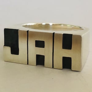 Bague JAH (grande) en argent avec inscription élégante dédiée à Haile Selassie I Jah Rastafari Lion de Juda. Bague rasta cool, bijoux roots reggae