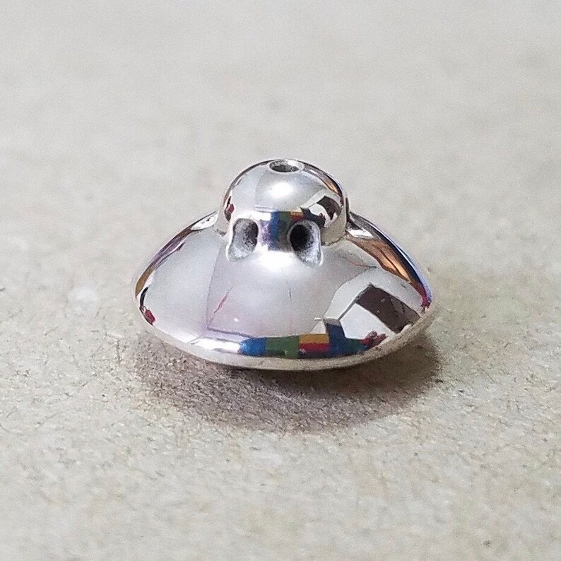 ALIEN Brosche oder Monoohrring aus Silber mit echter barocker Südseeperle und Ufo-Butterfly-Rückseite. Unikat Perlenschmuck, Space Galaxie Mond Bild 2