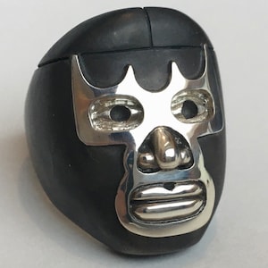 Anillo de plata con máscara de luchador DEMON. Homenaje a la leyenda de la lucha libre mexicana Blue Demon. Joyas deportivas para hombre únicas, geniales y grandes