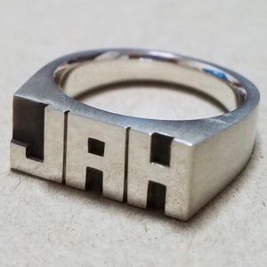 Bague JAH (petite) en argent avec inscription élégante dédiée à Haile Selassie I Jah Rastafari Lion de Juda. Bague rasta moderne, bijoux reggae.