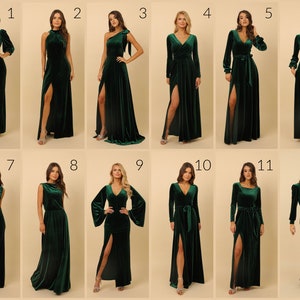 Puede incluir: Doce estilos diferentes de vestidos maxi de terciopelo verde esmeralda con una abertura lateral. Los vestidos tienen diferentes escotes, longitudes de manga y detalles en la cintura.
