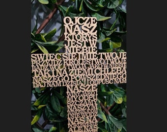 Oración del Padre Nuestro en idioma polaco diseñada en forma de cruz. Cruz de Ojcze Nasz, polaca