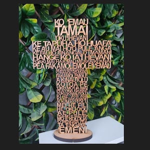 Vater unser Gebet in tonganischer Sprache in Form eines Kreuzes. Ko `emau Tamai `oku 'i Hēvani Tongan