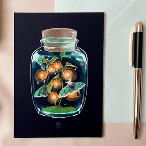 Ansichtkaart nachtvlinder. Donkere academische miniprint. Cottagecore herfst illustratie. Grillige nachtvlinderkaart. Insect in pot print. Grillige botanische kaart