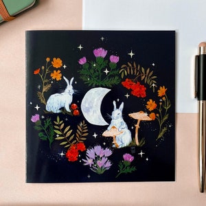 Biglietto di auguri Autumn rabbits. Biglietto di auguri Cottagecore. Biglietto d'arte a forma di fungo Forestcore. Biglietto Moon rabbit. Biglietto del Ringraziamento. Biglietto di compleanno floreale
