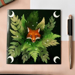 Wenskaart vos in varens. Bos notitiekaart. Hemelse vos verjaardagskaart. Kaart met manen en sterren. Cadeau voor vriendin. Donkere boskernkaart