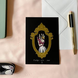 Motte und Hand Postkarte. Whimsigoth Gruselkarte. Dunkle Akademische Karte. Viktorianischer botanischer Kunstdruck. Leseratte Geburtstagskarte. Cottagecore Karten