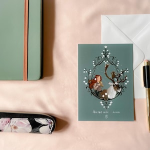 Frühlingsfee Postkarte. Fee Fantasy Karte. Cottagecore Schneeglöckchen Karte. Verzauberte Bücherwurm Karte. Wunderliche botanische Geburtstagskarte